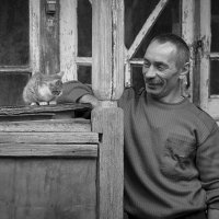 Володя с котенком на старом крыльце :: Владимир Носов