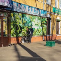 Около магазина :: Александр Синдерёв