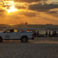 На закате. Уборка пляжа. :: Светлана Хращевская