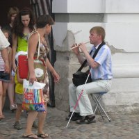 Уличный музыкант с дудочкой :: Олег Зоркий