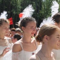 Юные артистки изнывают от жары в ожидании выступления на сцене :: Олег Зоркий