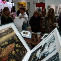 Люди на выставке :: Сергей Золотавин