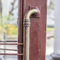 Ручка на парадной двери Дома Культуры села Чобручи :: Коля Лукашов