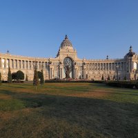 Дворец земледельцев в Казани в лучах заходящего за горизонт солнца. :: Евгений Седов