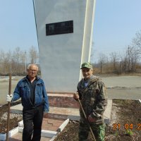 субботник у Памятника шахты "центральная" :: Анатолий Кузьмич Корнилов