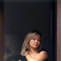 Эта женщина в окне :: Юрий. Шмаков