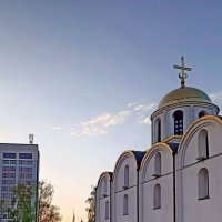 Старейшая церковь Витебска на фоне казино... :: Vladimir Semenchukov