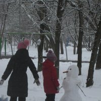 Апрельский снеговик. Год 2025 :: Дмитрий Никитин