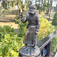 Скульптура на перилах лестницы, ведущей к храму. :: Валерия Комова