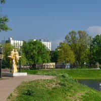 Одинокая русалка на аллее влюбленных :: Игорь Сикорский