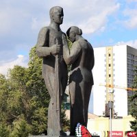 Скульптура матери и сына на мемориале славы в Барнауле :: Любовь Сахарова