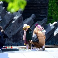 Фоторепортаж. Дети у монумента. 3 :: Наталья Вязигина