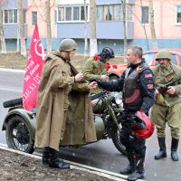 Возложить цветы :: Ольга 