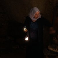 Женщина освещенная фонарем :: Аркадий Басович
