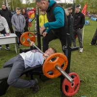 Мальчишка уверенно выжал штангу,которая тяжелее его самого :: Сергей Цветков