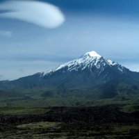 Камчатка. Острый Толбачик (3682 м) и Плоский Толбачик (действующий, высота 3140 м) :: Михаил Свиденцов