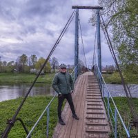 На подвесном мосту :: Сергей Цветков