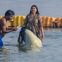 Омовение в реке Ганга :: Георгий А Омовение в реке Ганга :: Георгий А