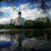 У храма Покрова... :: Владимир Шошин