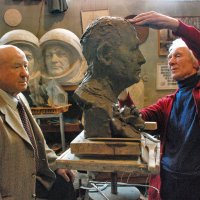 Космонавт Алексей Леонов в мастерской скульптора  Ивана Миско :: Юрий Иванов