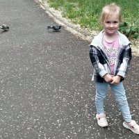 Марьянка и голуби... :: Андрей Хлопонин