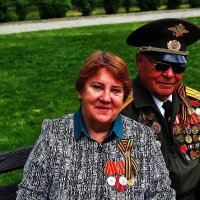 Бабушка рядышком с дедушкой :: Юрий Гайворонскiий