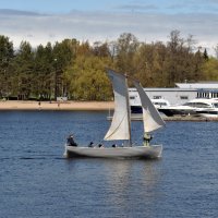 Шестивёсельный ял под парусом против течения при попутном ветре :: AleksSPb Лесниченко