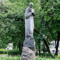 Памятник Достоевскому в сквере больницы :: Анатолий Колосов