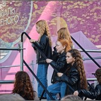 Ваш выход, юные дамы. :: Анатолий ИМХО