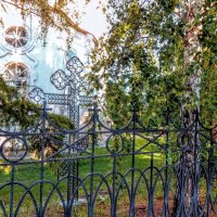 За церковной оградкой, в лучах рассвета! :: Елена Хайдукова  ( Elena Fly )