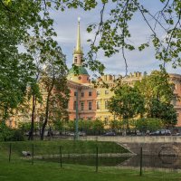 Михайловский замок  (вид из Михайловского сада) :: Татьяна Машошина