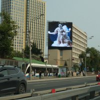 У метро Нагатинская :: Лютый Дровосек