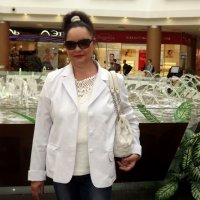 В торговом центре у фонтана! :: Нина Андронова