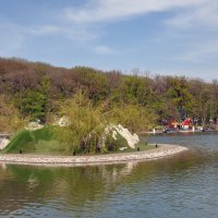 Курортное озеро с рукотворным островом Гулливера :: Gen 