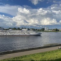 Кораблик, Волга, облака ;-) :: Алексей Пышненко