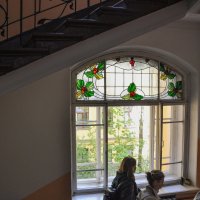 Витраж на окнах в парадном подъезда :: Татьяна Машошина
