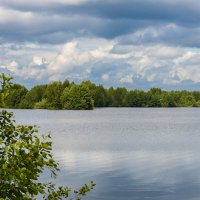 Пейзаж летнего озера :: Александр Синдерёв