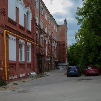 Во дворе старого дома :: Александр Синдерёв