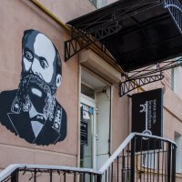 Фасад мини-отеля Белелюбского украшает портрет инженера Н.А. Белелюбского :: Gen 