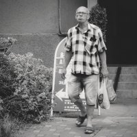 Нет радости от покупок (чб) :: Сергей Царёв