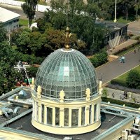 Стеклянный купол со шпилем — характерная черта павильона «Юные натуралисты» :: Татьяна Помогалова