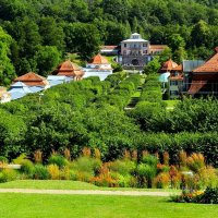 Утопающий в зелени. :: Юрий. Шмаков