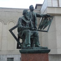 Памятник Виктору и Аполлинарию Васнецовым :: Лидия Бусурина