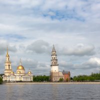 Невьянская башня и Спасо-Преображенский собор :: Евгений Тарасов 
