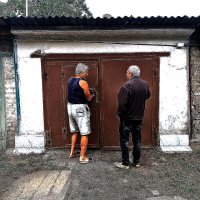 Возле гаража :: Юрий Гайворонскiий
