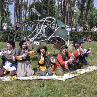 Парк "Алые паруса", полянка, пикничок... (театр "Пластилиновый дождь") :: Татьяна Машошина