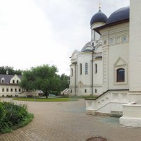 Церковный Дворик :: юрий поляков