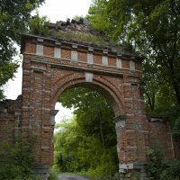 въездные ворота в виде триумфальной арки усадьбы :: Елена Агеева