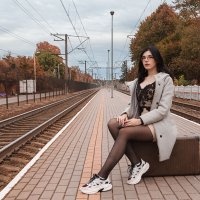 девушка сидит на чемодане :: Радомир Тарасов