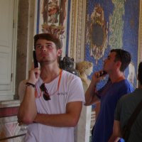 Внимательный посетитель музея :: Сергей Швечков Внимательный посетитель музея :: Сергей Швечков